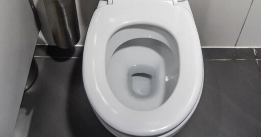上廁所沖水「馬桶突爆炸起火」!男子嚴重燒傷送醫 疑1原因釀禍