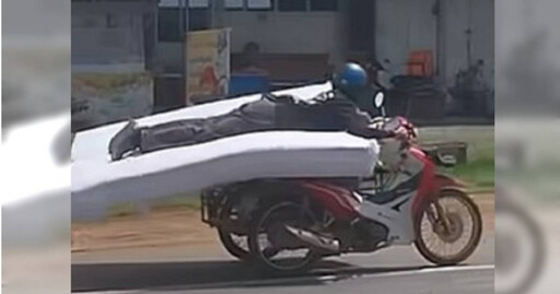 騎車也能躺平?泰男趴床墊騎機車 一票人笑:夢想的工作狀態
