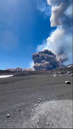 義大利埃特納火山爆發!火山灰噴湧而出 遊客急逃竄