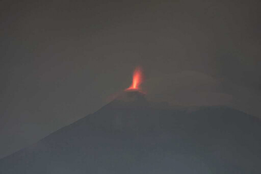 瓜地馬拉火山噴發濃煙蔽天 數百人緊急撤離