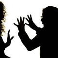 裸辭哭求收留！妹當伸手牌「連2周睡到中午」 遭姊勸後怒：妳無情又貪婪