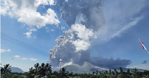 印尼火山爆炸式噴發 火山灰直衝1.8萬公尺 官方警戒最高等級