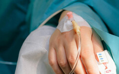 她「腎結石」手術取出數百顆 醫傻眼嘆：如沙灘鵝卵石