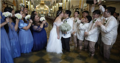 愛情戰勝洪水!新人教堂積水齊膝仍堅持結婚 親友脫鞋「泡水見證」