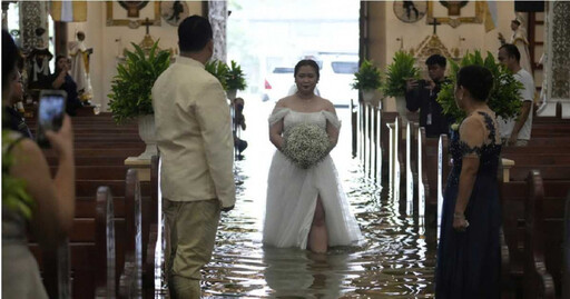 愛情戰勝洪水!新人教堂積水齊膝仍堅持結婚 親友脫鞋「泡水見證」