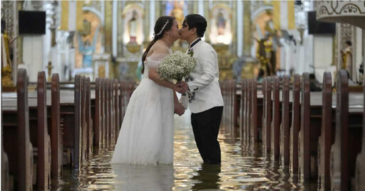 愛情戰勝洪水!新人教堂積水齊膝仍堅持結婚 親友脫鞋「泡水見證」