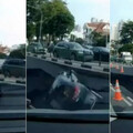 新加坡女開車遭「路面天坑」吞噬！驚險畫面曝 工人神救援助脫困