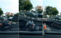 新加坡女開車遭「路面天坑」吞噬！驚險畫面曝 工人神救援助脫困