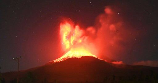 印尼活火山噴發直衝18公里高空 專家示警：強降雨恐釀熔岩暴衝