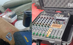 秘魯港口海上飄長榮貨櫃！漁民「撿寶」畫面瘋傳 官方證實：非有害物質