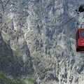 高空驚魂！俄羅斯度假村纜車突斷 21人墜落瞬間曝光