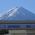 富士山LAWSON又掛上布幕！ 高度降1公尺方便遊客拍照
