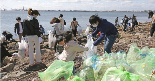 日本海岸線充斥中台韓漂流垃圾 專家：必須有國際性規範
