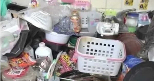 母女收租月領逾8萬卻住垃圾屋 家中放滿過期食物！睡覺先推開雜物