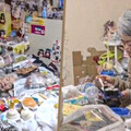 母女收租月領逾8萬卻住垃圾屋 家中放滿過期食物！睡覺先推開雜物