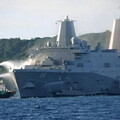 美海軍登陸艦在沖繩近海發生火災！入夜後仍在進行滅火 暫無傳出人員傷亡