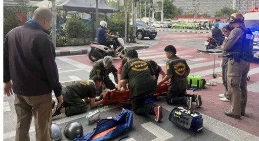 驚險瞬間曝光!摩托司機打瞌睡撞護欄 女乘客墜橋砸破轎車玻璃