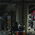 驚險瞬間曝光！摩托司機打瞌睡撞護欄 女乘客墜橋砸破轎車玻璃