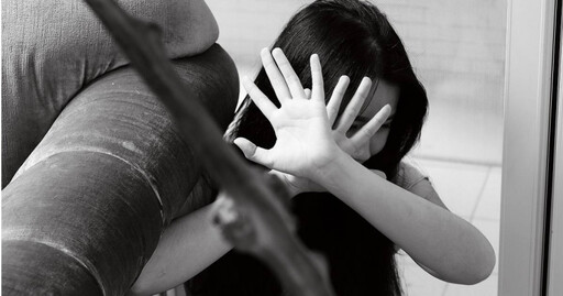 英國女志工遭毒販男友爆打性侵35分鐘 靠AI助理撿回一命：Siri報警救了我！