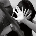 英國女志工遭毒販男友爆打性侵35分鐘 靠AI助理撿回一命：Siri報警救了我！