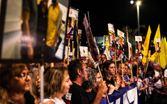 耶路撒冷街頭爆反戰潮 家屬怒斥納坦雅胡「1.5萬人集結抗議求停火」