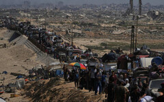 以色列地面戰直逼加薩市 空襲廢墟下出現民眾逃亡身影