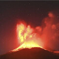 印尼勒沃托比火山再度劇烈噴發！火山灰衝上6公里 警戒升最高旅客航班全面受影響