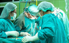 扯！醫生動手術把1物留體內 15歲少年「腎臟爆裂」面臨器官移植