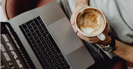 英警探在家摸魚 筆電單鍵重複輸入1萬6千次被抓包!遭革職踢黑名單「永不錄用」