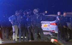 子彈擦身而過！60歲槍手持長槍狂射百發子彈 雪梨商店街16傷「1人命危」