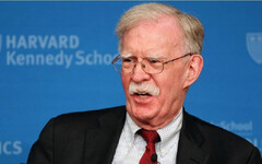 川普持續打擊政敵！波頓涉違《間諜法》遭起訴