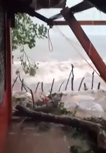 鳳凰進逼掀狂風巨浪！菲律賓急撤10萬人、多區停班課 災難畫面曝光