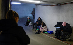 俄軍深夜發動空襲！上百枚飛彈射向基輔 多棟民宅爆炸起火