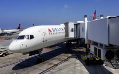 花5千買靠窗座位 上飛機見「這景象」傻眼了！乘客集體告2大航空