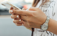 社群越滑越嫉妒、空虛？ 專家：被「無形競爭」捲入了