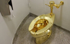 18K金馬桶真的能沖水！紐約蘇富比拍賣被買走 驚人價格曝