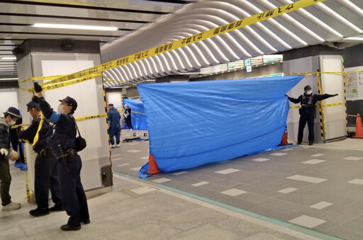 日本地鐵驚傳隨機砍人！婦「背中2刀」濺血倒地 女嫌持菜刀站原地遭逮