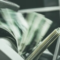2街友偷信用卡買刮刮樂！幸運中1715萬不敢領 失主喊話：願平分獎金