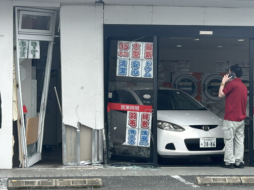又是78歲駕駛！日老翁「倒車衝進洗衣店」釀1傷：不小心踩太大力