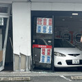 又是78歲駕駛！日老翁「倒車衝進洗衣店」釀1傷：不小心踩太大力