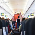 少年飛機上喊「我口袋有炸彈」遭逮 父母急辯：只是拿男子氣概開個玩笑