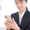 習慣帶iPhone洗澡 女拆手機殼驚見「佈滿黴菌」網驚呼：從不清潔？