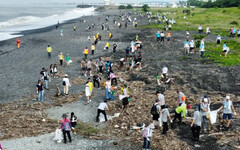 屏東環保局攜手企業與志工淨灘守護海岸環境