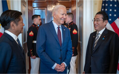 美日菲領袖峰會首度登場 拜登：美國對日菲防禦承諾「堅如鐵甲」