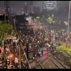 印尼版「天安門事件」！警用裝甲車輾死計程車司機爆怒火 總統宣布不去中國93閱兵