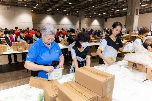 金沙中國團隊成員與澳門扶輪社會員為潔世製作逾27,000個福袋