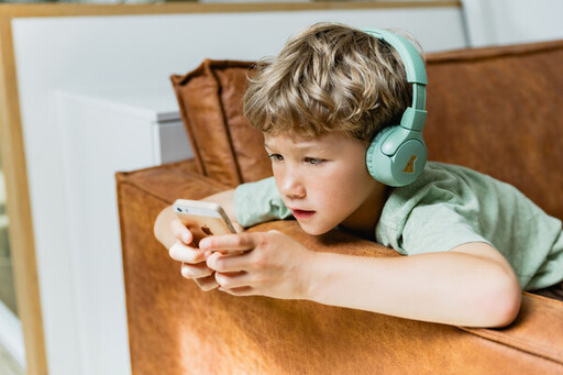 POGS的新款兒童耳機選用英力士苯領的可持續ABS