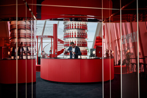 Campari 攜手 Mads Mikkelsen 重返康城影展,慶祝熱情、創意和電影