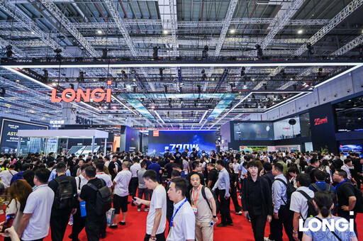 隆基在SNEC2025上正式發佈HIBC技術與700W高效光伏組件