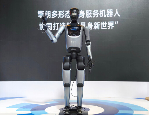 擎朗雙足人形服務機器人全球首秀 多形態具身服務機器人崗位化亮相WAIC